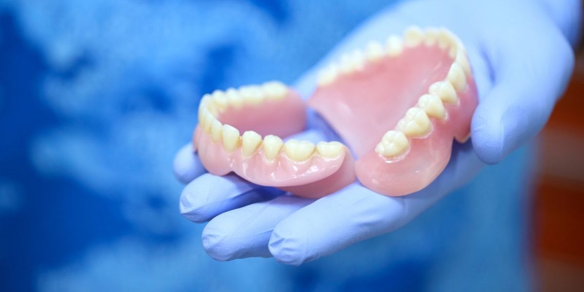 Are-Dentures-Still-Relevant-in-2025-Exploring-the-Latest-Trends