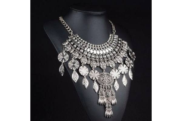 Buy-Collar-Necklace_-The-Ultimate-Style-Guide