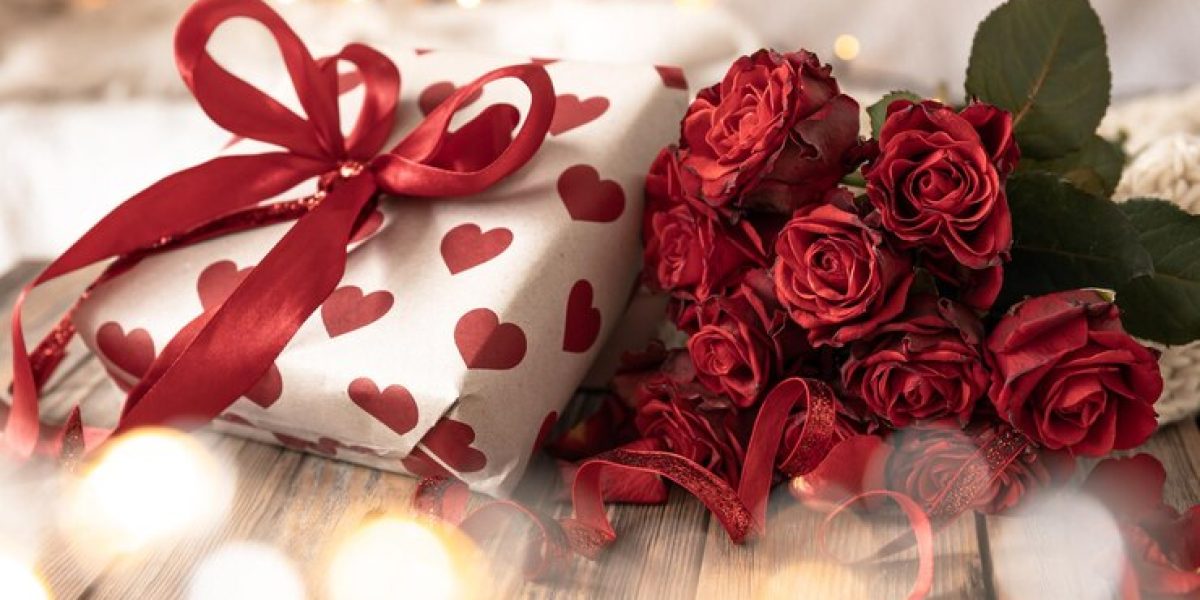 composition-valentine39s-day-with-gift-box-bouquet-roses_169016-25825